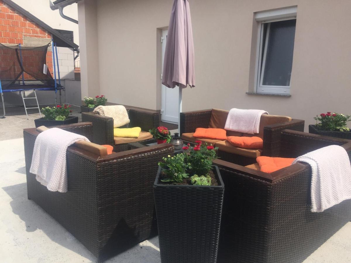 Holiday House "Mimoza" 2 Massage Pools Otocac Exterior photo