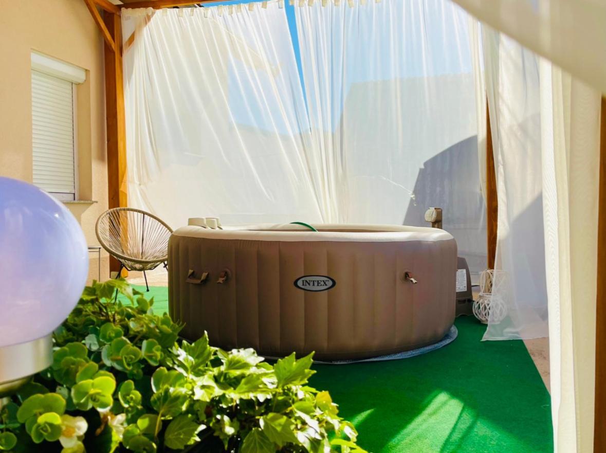 Holiday House "Mimoza" 2 Massage Pools Otocac Exterior photo